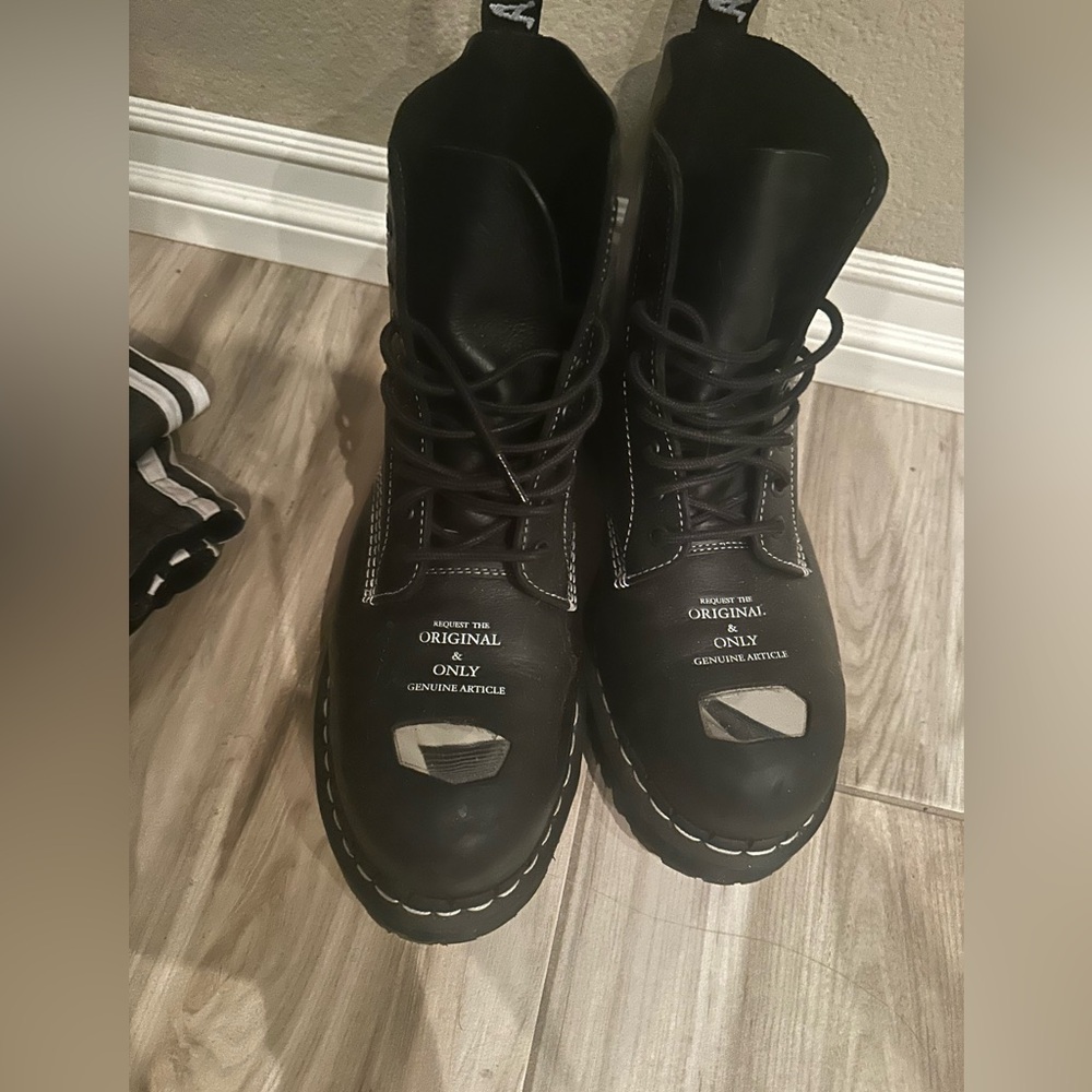 Dr Martin boots used 2 beautiful and unique they are a collab Smith Edision